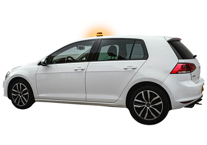 Colocar baliza v16 en techo del vehiculo